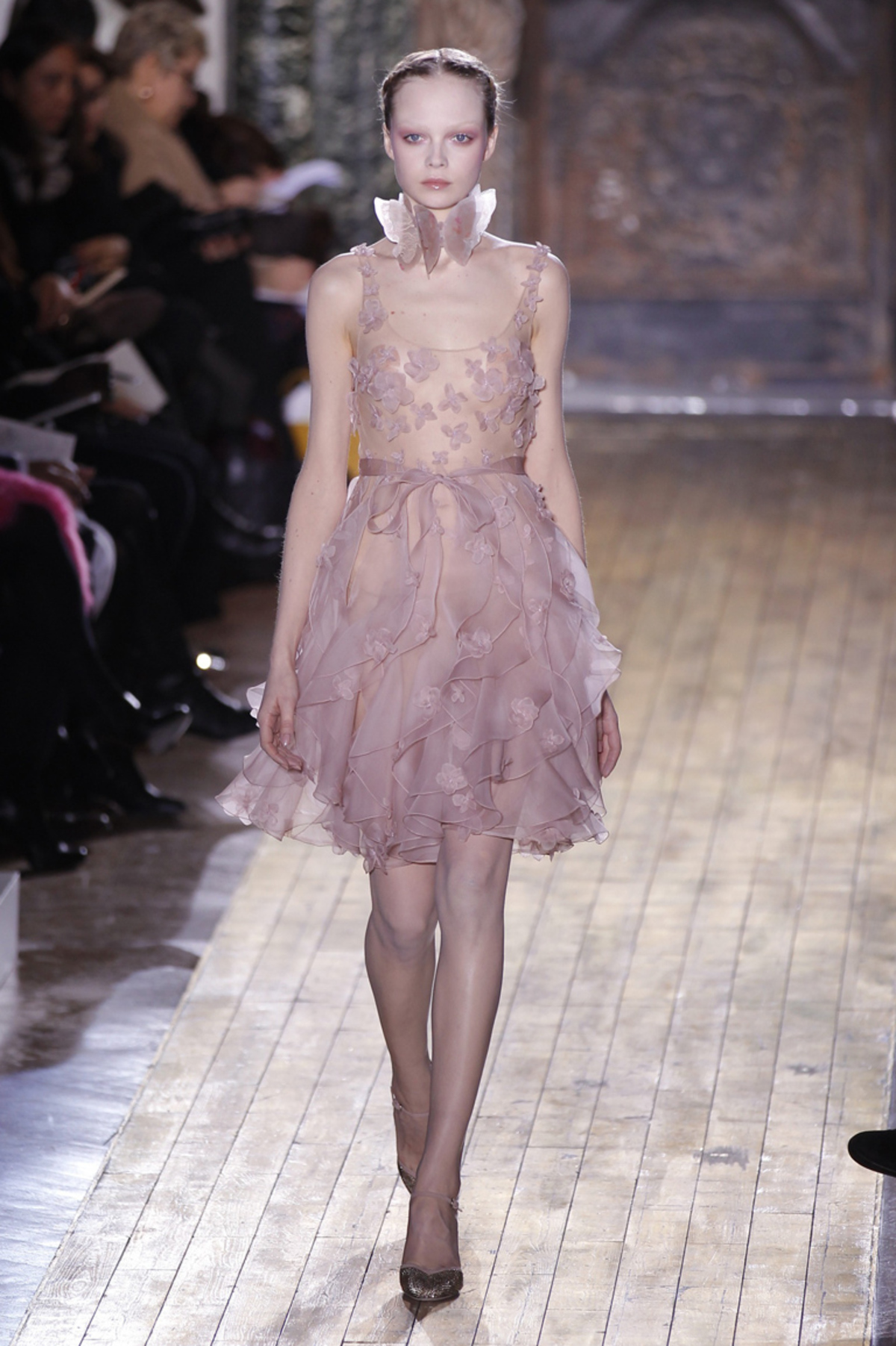 Maria Grazia Chiuri und Pier Paolo Piccioli veranstalteten ein Elfen Defilee für Valentino. Tranparenz umspielte die Mädchen, als hätte das delikate Zwirngeflecht gar nicht den Anspruch, den Körper bedecken zu wollen.