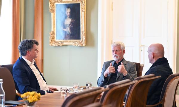 Präsident Pavel im Gespräch mit „Presse“-Außenpolitikchef Christian Ultsch und Thomas Seifert (r.), dem Co-Chefredakteur der „European Voices“. 