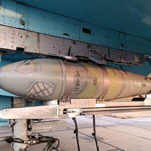 Eine Russische FAB-500-Bombe mit Gleitzusatz. Damit soll die Bombe mehr als 50 Kilometer nach dem Ausklinken vom Flugzeug aus segeln können. Doch Russland setzt offenbar auch auf industriell hergestellte Gleitbomben.