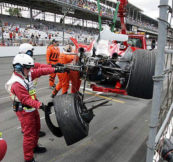 "Farce-Rennen" in Indianapolis: Im Training verunglückt Ralf Schumacher wegen eines Reifenschadens. Der Pneu-Hersteller Michelin findet den Fehler nicht und kann nicht für die Sicherheit der Fahrer der von ihm ausgestatten Teams garantieren. Daraufhin gehen nur die Bridgestone-Rennställe Ferrari, Jordan und Minardi an den Start. Das Rennen endet mit Schumachers erstem und einzigem Saisonsieg. Am Ende der für ihn verkorksten Saison wird er WM-Dritter.