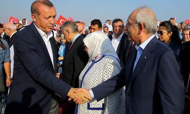 Dieser Handshake zwischen Erdogan (li.) und Kilicdaroglu (re.) ist schon länger her - am 7. August, wenige Wochen nach dem Putschversuch.