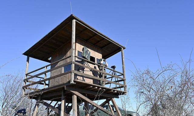 Archivbild: Ein Soldat auf einem Wachturm in Burgenland.