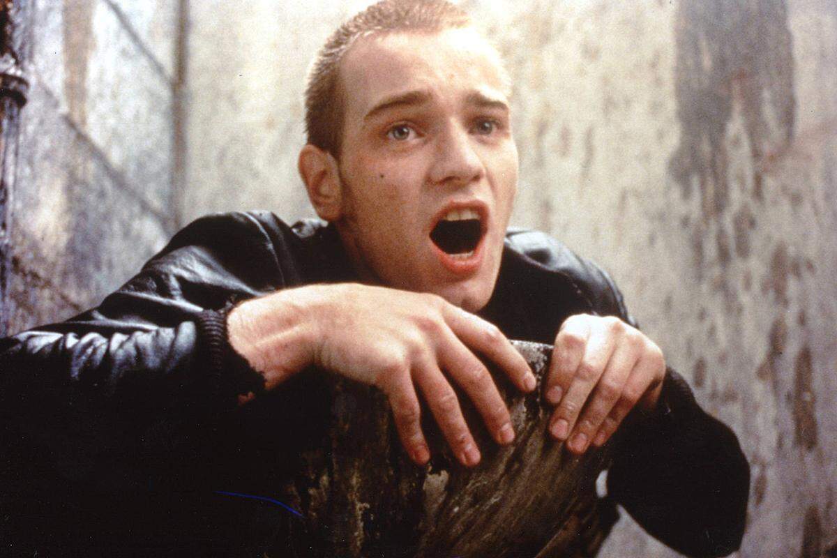 Zwei Jahre später kam "Trainspotting" (1996) ins Kino - und wurde ein Kultfilm. Boyle inszenierte die absurd-unterhaltsamen Missgeschicke einer Clique Heroinabhängiger im heruntergekommenen Edinburgh. Unvergessen, wie Ewan McGregor in einer ekelhaft überschwemmten Kneipentoilette nach seinen Opiumzäpfchen wühlt ("Schokolade statt Scheiße klebte an den Wänden", verriet Boyle) bis er hineingesogen wird und in einem glitzernden, surrealen Drogentraum-See auftaucht. Zwei Millionen Dollar kostete der Film und spielte mehr als 35mal so viel wieder ein.