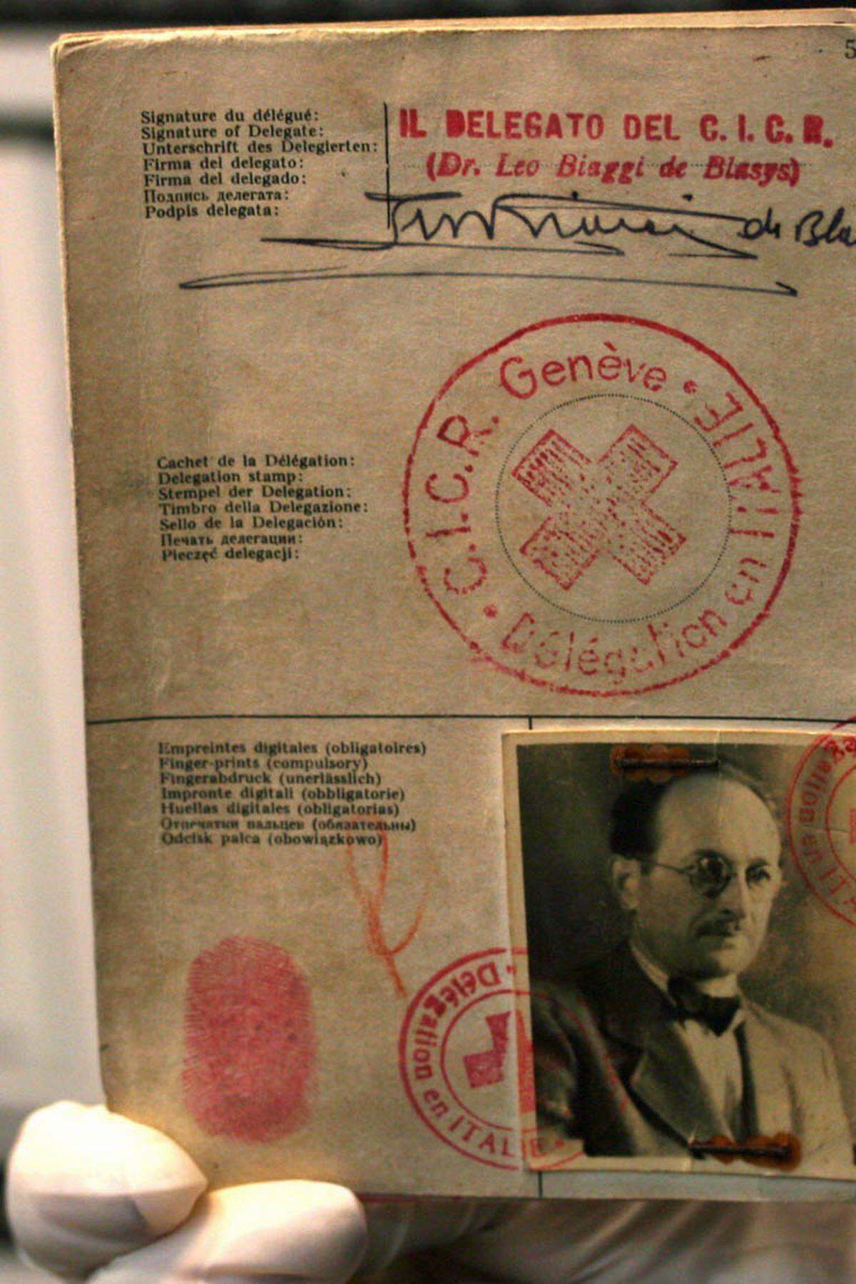 Im Sommer 1950 besteigt Eichmann einen Dampfer nach Argentinien. Er nennt sich nun Riccardo Klement. Einen Reisepass hat er mit Hilfe eines katholischen Bischofs vom Internationalen Roten Kreuz erhalten.