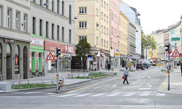 Wird ein ganzer Bezirk am Sonntag autofrei? Der Fünfte lässt die Idee prüfen. Im Bild die neu gestaltete Reinprechtsdorfer Straße, in der die Fahrbahn zugunsten von mehr öffentlichen Freiraum verkleinert wurde.