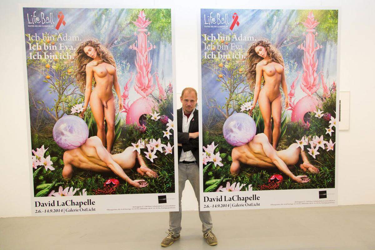 "Über das LaChapelle-Plakat flucht auch keiner mehr", nachdem Fotograf David LaChapelle fürs Life Ball-Plakat eine Frau mit einem Penis in Szene setzte. "Ich glaube, jetzt wird auch die neue Life Bible polarisieren. Auch das ist notwendig. Und ich bin erstaunt und vielleicht auch ein bisschen beklemmt, wie unfassbar uns die Zeit einholt, und wie aktuell die Life Bible ist."