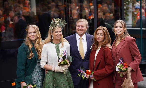 König Willem-Alexander mit Ehefrau Königin Maxima und den Töchtern Amalia (links), Alexia und Ariane (rechts außen). 