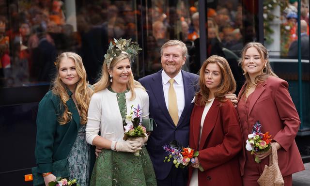 König Willem-Alexander mit Ehefrau Königin Maxima und den Töchtern Amalia (links), Alexia und Ariane (rechts außen). 