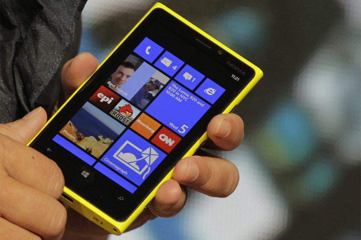 Im Vergleich zum Vorgänger Lumia 900 wiegt das 920 mit 185 Gramm um 25 Gramm mehr, dafür ist es um etwa einen Millimeter dünner. Als Prozessor kommt Qualcomms Dual-Core Snapdragon S4 mit 1,5 Gigahertz zum Einsatz - mit Windows Phone 8 werden erstmals Mehrkern-Prozessoren unterstützt. Der Speicher hat sich im Vergleich zum Vorgänger verdoppelt auf 1 Gigabyte RAM und 32 Gigabyte Speicherplatz.