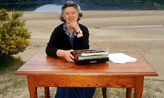 Herbe Landschaft, zarte Gefühle: Rosamunde Pilcher bei der Arbeit, 1994 am schottischen Loch Laggan. 