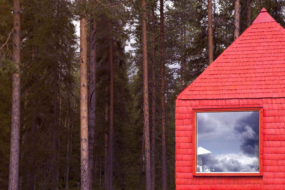 Sie bringen allesamt eine individuelle und durchaus kreative Gestaltung zutage, für die mit renommierten nordischen Architekten zusammengearbeitet wurde. Das "The Blue Cone" ist eigentlich rot ...