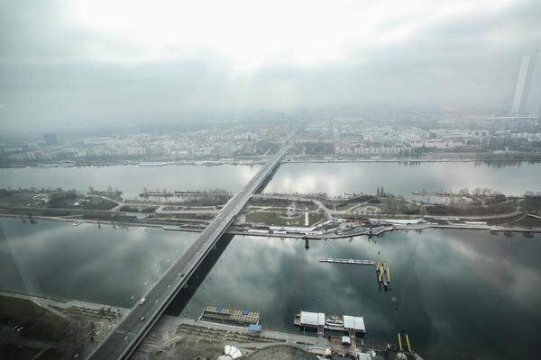 Blick auf die Donau vom 50. Stockwerk des DC Tower.