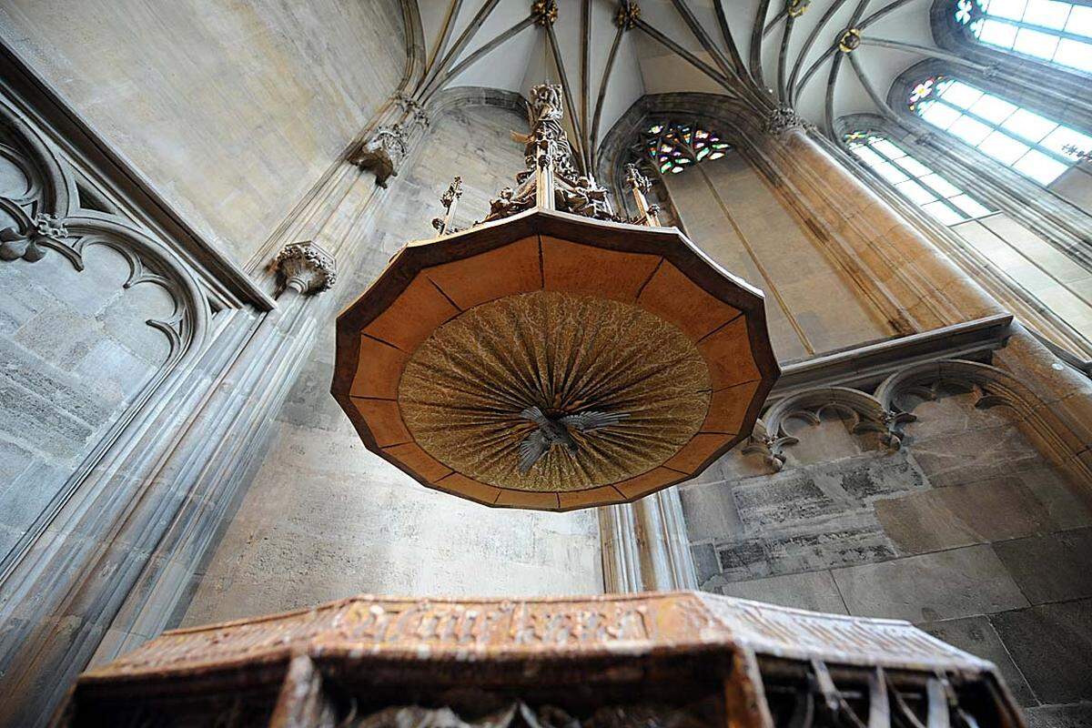 Über dem Taufstein aus dem Jahr 1476 hängt die Taufkrone aus dem Jahr 1481.