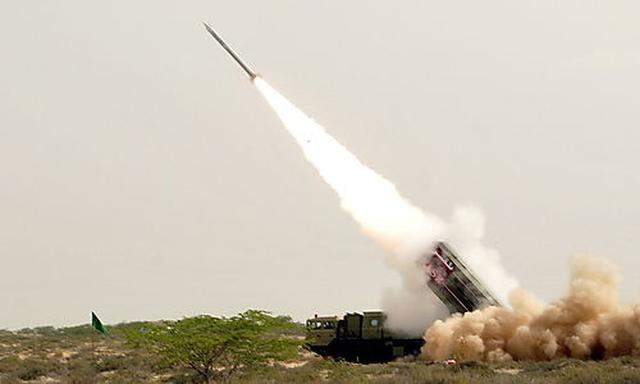 Eine paktistanische Hatf-IX-Rakete wird abgefeuert. Sie kann nukleare Sprengköpfe tragen