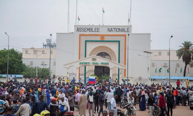 Anhänger des Putschs mit russischer Flagge am Donnerstag in Niamey.