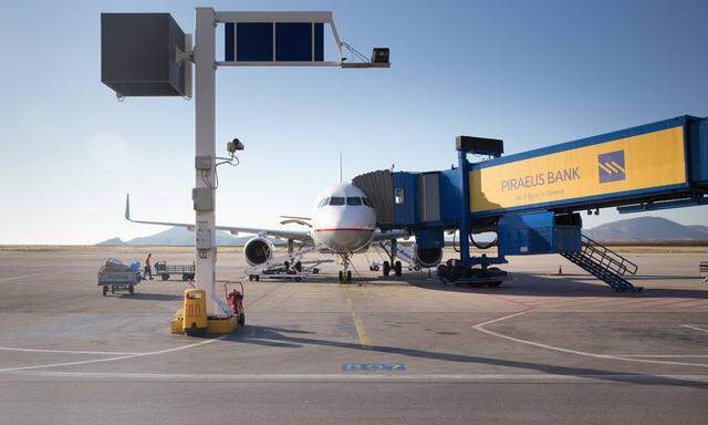 Finanzkrise in Griechenland Ein Flugzeug der Aegean Airlines steht am 08 07 2015 am Flughafen von At