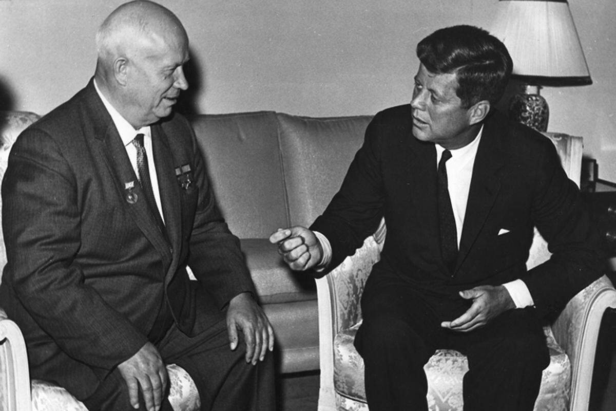 Das Gipfeltreffen gipfelt in einem geschichtsträchtigen Schlagabtausch: Chrustschow nimmt Kennedy in der Berlin-Frage mit aggressiver Rhetorik und unverhohlenen Drohungen in die Zange. Kennedy weigert sich aber, Zugeständnisse zu machen.