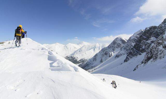 Symbolbild: Tourengeher beim Aufstieg in den Triebener Tauern.