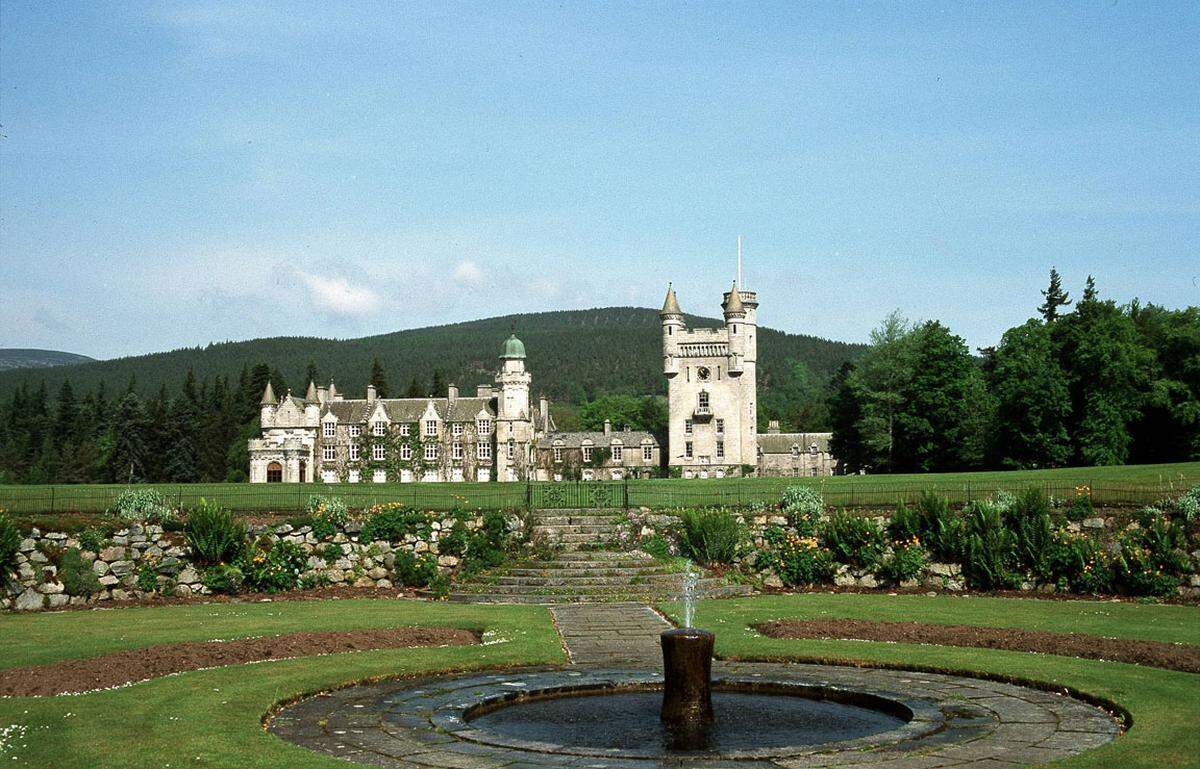 Reiten, Spaziergänge, Kirchenbesuche - für die britische Königin Elizabeth II. bleibt alles beim Alten. Nach guter Tradition verbringt die 90-Jährige ihren Sommerurlaub auf ihrem schottischen Landsitz, Schloss Balmoral.