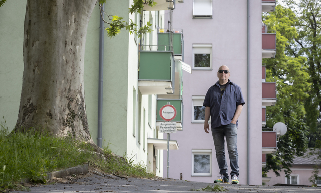 Fotograf Martin Behr vor dem
Wohnhaus, in dem er selbst aufgewachsen ist. 