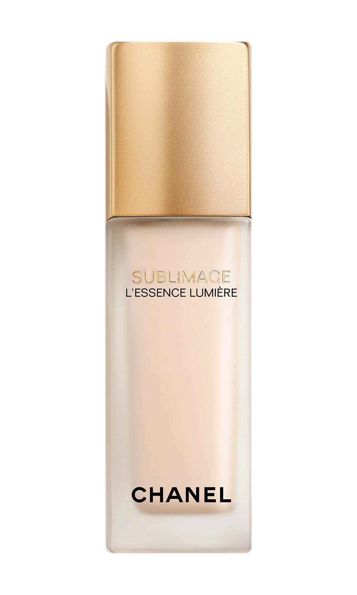 Anthyllis, der Hauptwirkstoff in „Sublimage L’Essence Lumière" von Chanel, wird von Hand geerntet und soll für einen makellosen Teint ohne Pigment­flecken sorgen. 40 ml, 395 Euro.