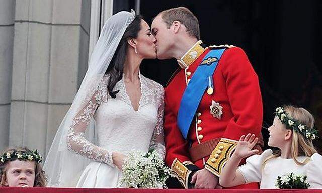 Britains Prince William and his wife Catherine, Duchess of Cambridge kiss on the balcony of Buckinghs Prince William and his wife Catherine, Duchess of Cambridge kiss on the balcony of Buckingh