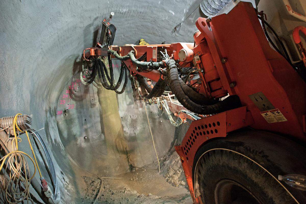 Die Fahrzeit von der Alaudagasse in das Stadtzentrum wird sich von derzeit ca. 20 Minuten auf nur 12 Minuten verkürzen, berichten die Wiener Linien.Bild: Arbeiten bei der künftigen Station Alaudagasse im Dezember.