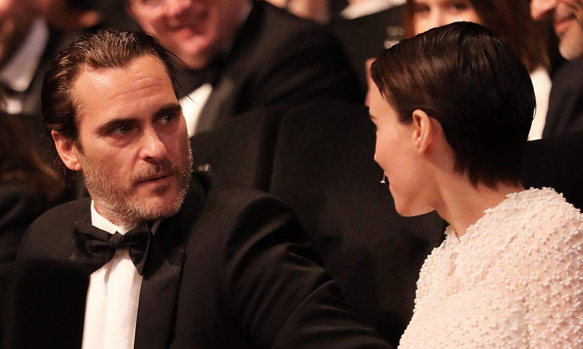 Freudiges Erstaunen auch bei Joaquin Phoenix, hier im Bild mit Set-Kollegin Rooney Mara.