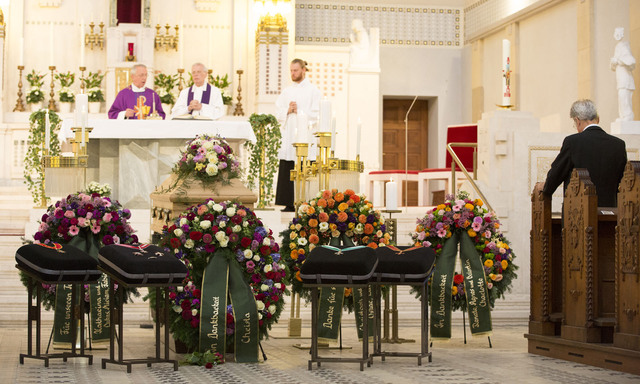 Altbundespräsident Heinz Fischer ist einer der zahllosen prominenten Trauergäste beim Requiem für Thomas Chorherr in der Lueger-Kirche am Zentralfriedhof.