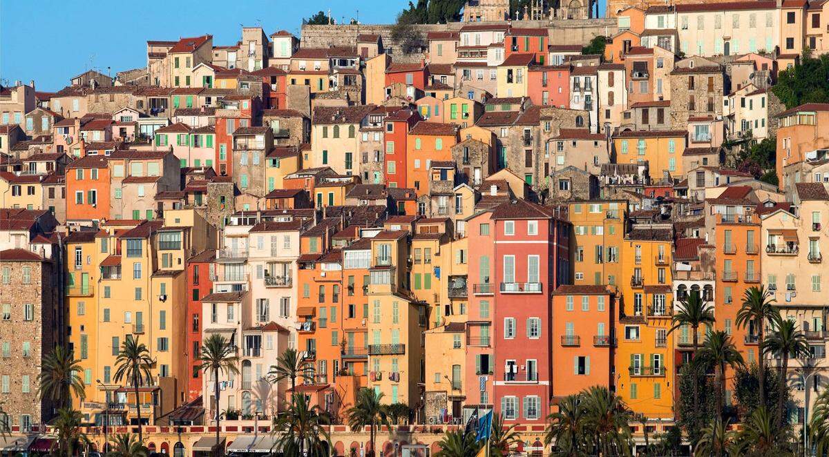 Der alte Kern der Provence-Stadt mit ihren pastellfarbenen Häuserfassaden vermittelt ein stark italienisches Flair. Was man über Menton noch wissen muss: hier dreht sich alles um Zitronen(marmelade).