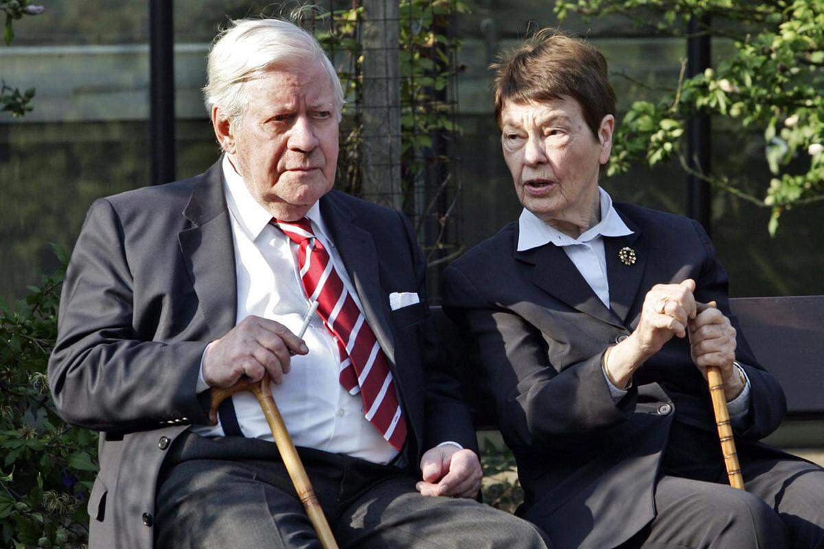 Auch im hohen Alter kann es noch zu überraschenden Verbindungen kommen. Die neue Lebensgefährtin des deutschen Altbundeskanzler Helmut Schmidt ist Ruth Loah (78). Sie war mit seiner verstorbenen Frau Loki eng befreundet.