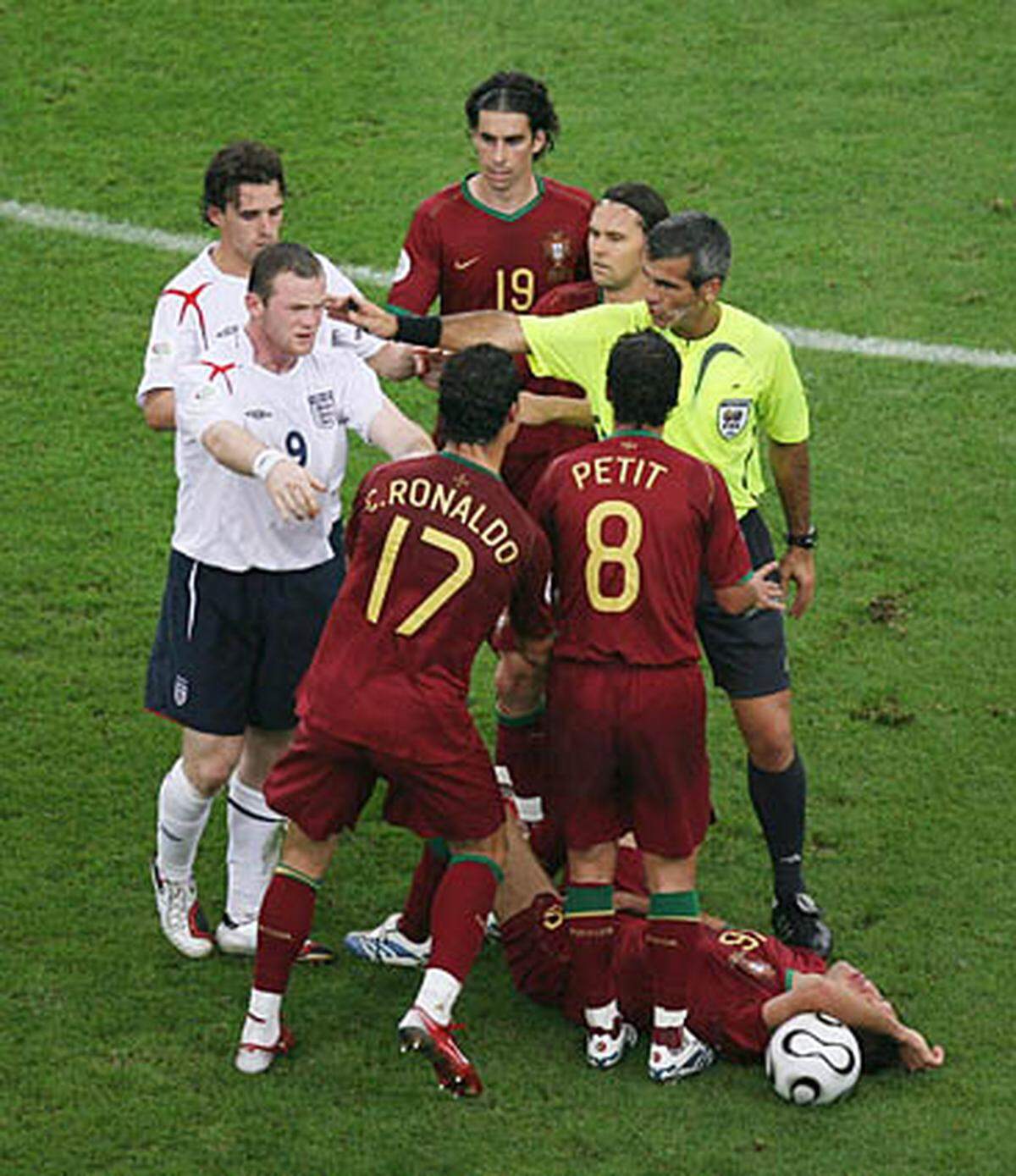 Im Viertelfinale gegen England kam es zu einer Szene, die dem Portugiesen lange vorgehalten wurde. Nach einem Foul seines Klubkollegen Wayne Rooney an Landsmann Ricardo Cavalho forderte Ronaldo vehement eine Rote Karte für Rooney.