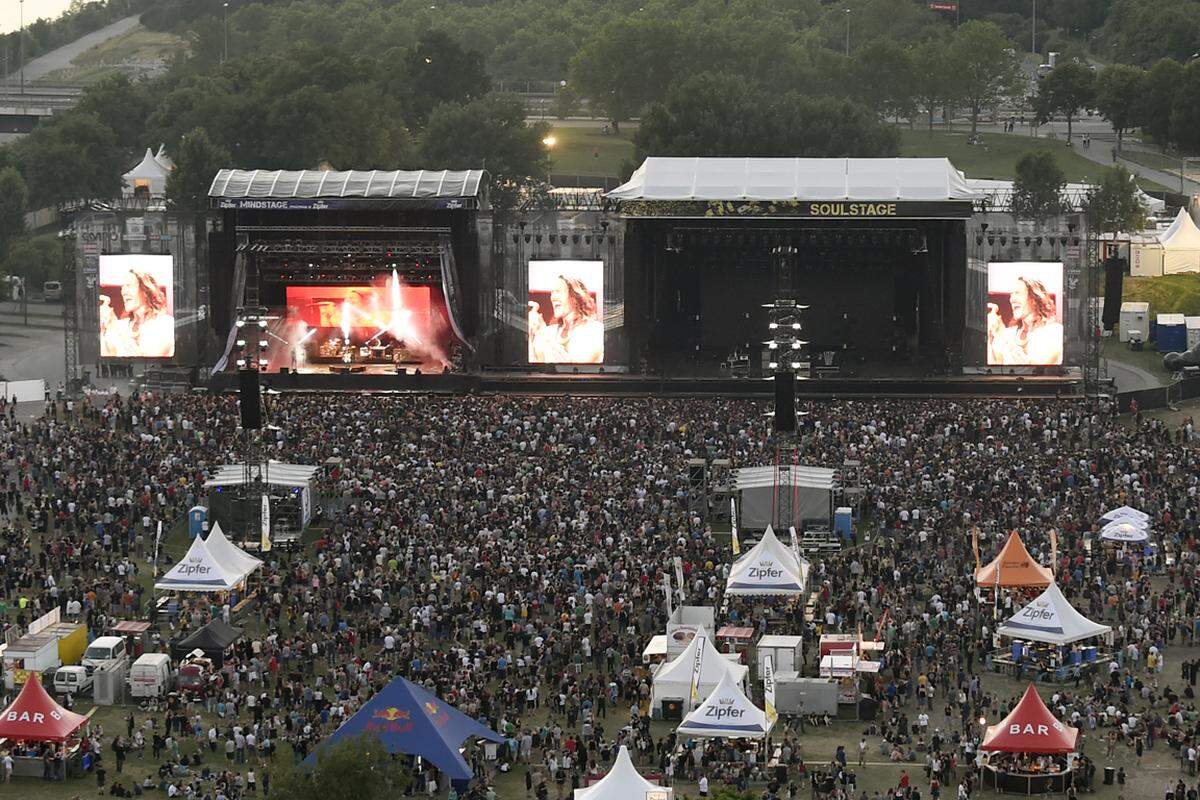 Die ersten beiden Tage beim Rock in ViennaAuch am zweiten Tag des "Rock in Vienna"-Festivals wurde das im Vorfeld angepeilte Ziel von 50.000 Besuchern nicht erreicht. Rund 25.000 kamen auf Freitag auf die Donauinsel, so die Veranstalter. Die parallel ausgerichteten Bühnen wurden von zehn Bands bespielt, unter anderem ...