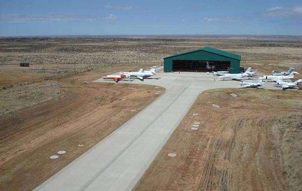 Der private Flugplatz inklusive Hangar.