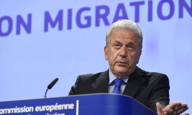 EU-Migrationskommissar Dimitris Avramopoulos mahnt rasche Fortschritte bei der Verteilung von Flüchtlingen an