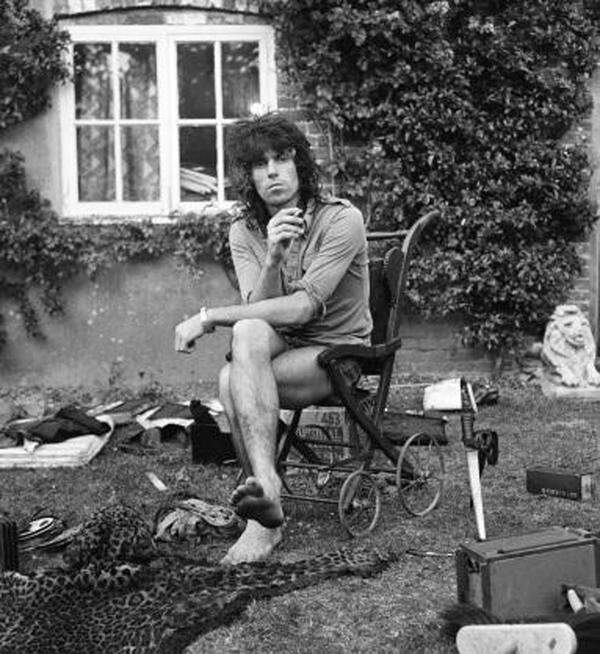 Private Momente wie das Foto Keith Richards vor seinem abgebrannten Haus in Sussex zeigen die Stars ganz nah. Keith Richards: "Es war wirklich ein Jammer, weil es ein wundervolles Gebäude war. Teile davon gehen sogar bis auf das 12. Jahrhundert zurück."Redlands, West Sussex, England 31. Juli 1973
