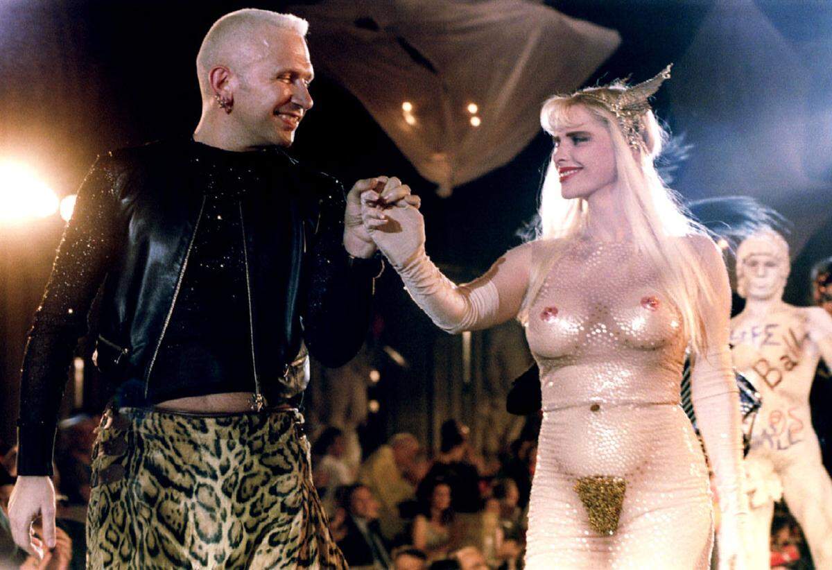 Seit vielen Jahren unterstützt Jean Paul Gaultier - nicht nur in Wien - den Kampf gegen Aids. Sein Partner starb vor 20 Jahren an dem Humanen Immundefizienz-Virus.Im Bild: Gaultier am Life Ball 1995