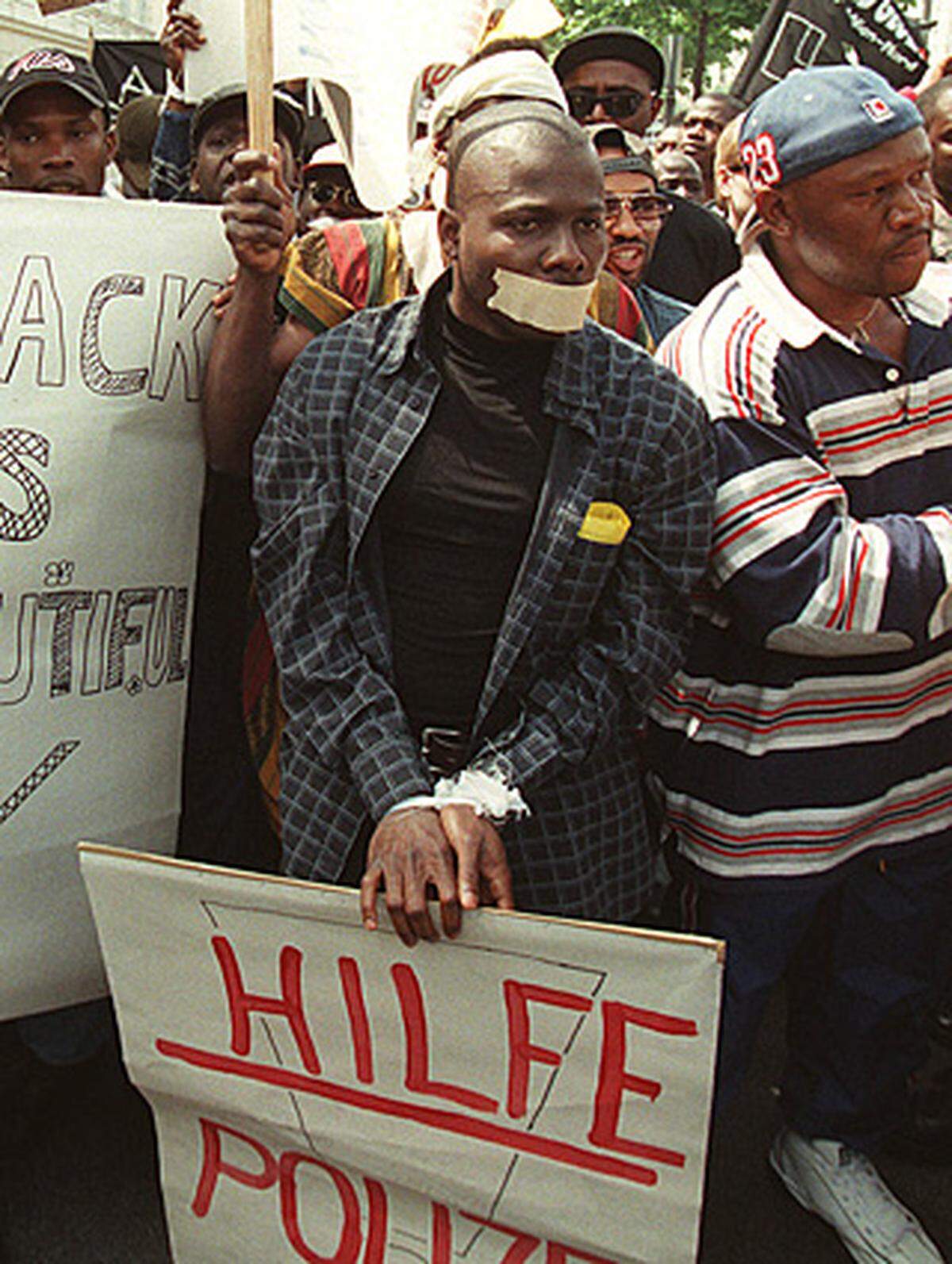  1. Mai 2000: Zum ersten Todestag von Marcus Omofuma finden in Wien Demonstrationen statt. 20. Juli 2000: Aus Bulgarien trifft ein neues Gutachten zum Fall Omofuma ein. Laut Rechtsanwalt Georg Zanger wird der Erstickungstod bestätigt.