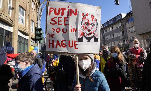 Weltweit demonstrieren Menschen gegen den russischen Präsidenten Wladimir Putin (im Bild in Köln). 