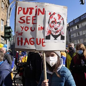 Weltweit demonstrieren Menschen gegen den russischen Präsidenten Wladimir Putin (im Bild in Köln). 