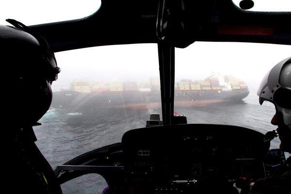 Die neuseeländische Schifffahrtsbehörde MNZ hatte zuvor versucht, so viele Container wie möglich von Bord zu bringen. Wegen der Schlagseite sind aber schon vor dem Bersten fast 100 Container ins Meer gerutscht.