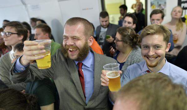 "Die Partei" und die "Liste" vereinte an diesem Wahlabend nicht nur das Bier, sondern auch der Optimismus. Besonders hoch sind ihre Ziele nicht gesteckt.