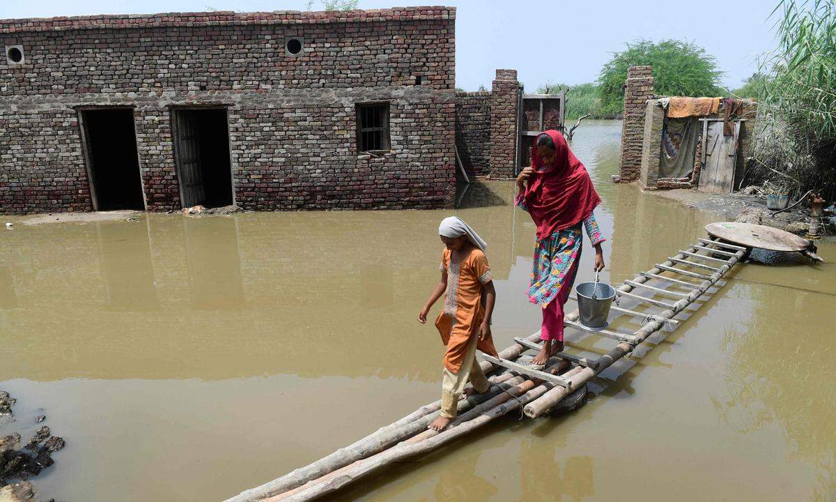 Bei den verheerenden Überschwemmungen in Pakistan sind schon mehr als 1100 Menschen ums Leben gekommen. Fast 400 davon seien Kinder, teilte die Katastrophenschutzbehörde in ihrem jüngsten Bericht mit.