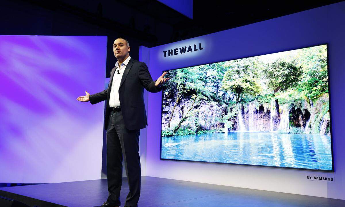 Statt OLED oder der Weiterentwicklung QLED setzt Samsung auf eine neue, wenn auch verwandte Technologie. Jedes Pixel leuchtet mit sogenannten Micro-LEDs selbst, wodurch eine schlanke Bauweise möglich ist. "The Wall" besteht aus vielen einzelnen Modulen in Größe von Smartphone-Displays. Wann das TV-Gerät erhältlich sein wird, wollte Samsung nicht verraten, ebensowenig den Preis. Aber dafür gibt es auch bei den QLEDs einige neue, leistbare Modelle, in verschiedenen Größen, die noch 2018 auf den Markt kommen werden.
