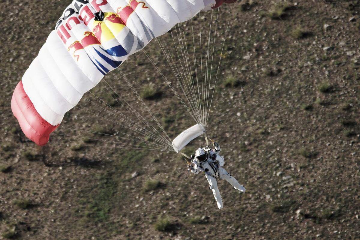 Seit fünf Jahren bereitet sich der Extremsportler Felix Baumgartner auf das Stratosprojekt - den Sprung aus einer Höhe von über 36 Kilometern - vor. Nun ist der Start nach unzähligen Verschiebungen geglückt. Mehr ...Die Bilder stammen von den beiden Testsprüngen, die bereits für das Projekt druchgeführt wurden.