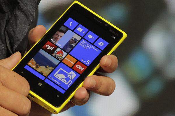 Nokias Lumia 920 braucht zum Aufladen lediglich auf eine Ladematte gelegt werden. Ganz ohne spezielle Hülle.