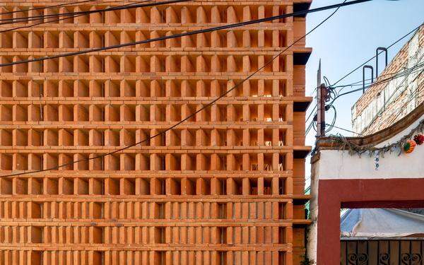 Das Iturbide Studio des Taller Mauricio Rocha und Gabriela Carillo, Mexiko besteht aus einem kleinen, von Wänden umgebenen Raum, der sich schwebend vom Eingang bis zum Dach zwischen den Höfen an beiden Enden erstreckt...