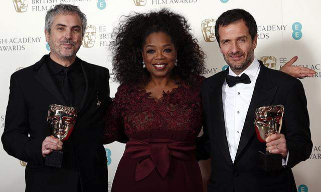 Director Cuaron and producer Heyman pose with Winfrey after winning Outstanding British Film for ´Gravity´ in London