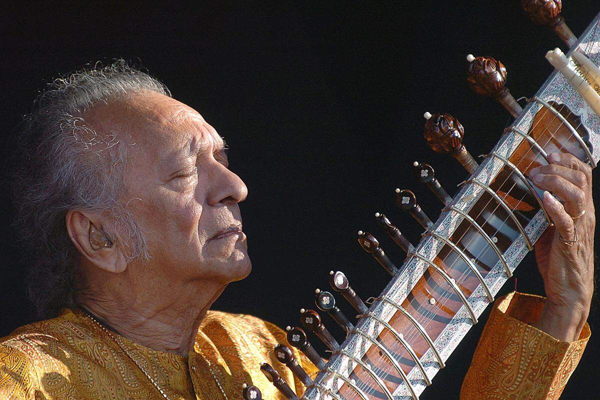 Er brachte den Beatles indische Musik nahe, trat in Woodstock auf und war ein Virtuose auf der Sitar: Ravi Shankar. Der indische Maestro starb am 11. Dezember im Alter von 92 Jahren in einem Krankenhaus in der Nähe von San Diego, Kalifornien.