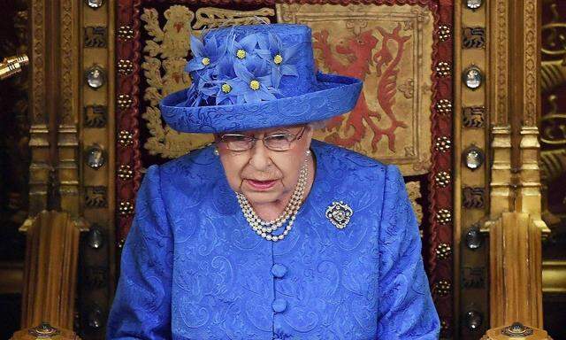 Queen's speech im Parlament - der blau-gelbe Hut erinnert an die EU-Flagge